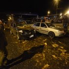 En el sitio, los agentes de tránsito toman procedimiento.