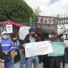 Los pacientes con cáncer realizan un plantón en el hospital del IESS en Quito.