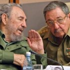 Fidel y Raúl Castro, políticos cubanos.