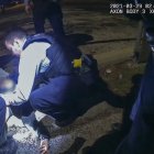 Un fotograma de un video publicado por la Oficina Civil de Responsabilidad de la Policía (COPA) muestra la muerte a tiros de Adam Toledo.