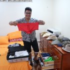 A donde vaya, lo acompaña una maleta donde guarda un traje y unos zapatos para cualquier show que se presente.