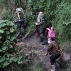 Tiene nueve años y todos los días atraviesa el precipicio que bordea la frontera para poder estudiar.