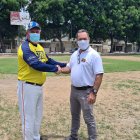 Raynier Rabelo y Marcos Piedra, directivos del sóftbol, en el estadio Tomás Moreno de Manta.