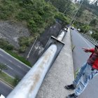 Los vecinos intentan descifrar las razones por las que la mujer aparentemente quiso quitarse la vida.