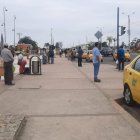 En el exterior de la terminal terrestre de Santa Elena, decenas de ciudadanos esperaban por un bus.