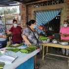 Cecilia Chávez, de blusa rosada, dirige todo el proceso de elaboración de los bollos que venden cada jueves y domingo.