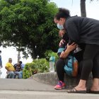 La madre de una de las víctimas recibe el consuelo de sus familiares.