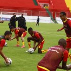 Angelo Pizzorno (i) es uno de los experimentados que arropa a los juveniles  del Aucas.