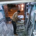 Francisco Rivera aprendió el oficio de su padre, quien fundó la marmolería en el centro de Guayaquil hace más de cuatro décadas.