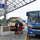 En terminales como el de Carcelén, en el norte de Quito, los usuarios esperan por horas para poder movilizarse a otras provincias.