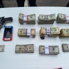 La Policía recuperó 45.000 dólares. Además se pudo incautar la pistola de fogueo con la que los implicados amenazaron al empleado.