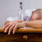 El alcohol es un mal consejero. Durante una noche de tragos cualquier cosa puede ocurrir entre los contertulios.