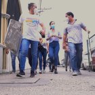 La tarea de los jóvenes es ardua. Ellos se encargan de todo.