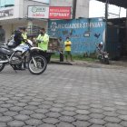 En el exterior de este local se produjo la agresión a la mujer que está con una herida en la cabeza.