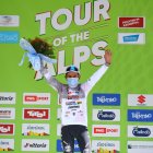 Chalequito Cepeda con el maillot blanco como líder de la clasificación de los jóvenes.