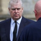 El príncipe Andrés, de Inglaterra, tiene una admiradora que se las sabe todas.