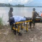 El esfuerzo por salvar la vida de la militar fue en vano. Su cadáver fue sacado en un bote.