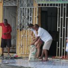 El incendio se registró en una vivienda de dos pisos. Los habitantes limpiaban los escombros media hora después de la emergencia.