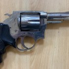 El arma de fuego requisada al presunto miembro de Los Chonero