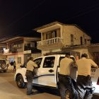 La policía llegó al lugar para  investigar lo ocurrido.