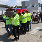 Sus compañeros cargaron el féretro donde reposa el cuerpo del sargento Franklin Lascano.