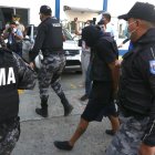 Resguardado por policías Álvaro Cagua llegó a la Fiscalía para rendir su versión.