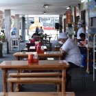 Durante la semana los puestos y negocios que funcionan en los mercados lucen vacíos. Se recuperaban los sábados y domingos.