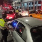 Desde las 20:00, uniformados de la Policía, de la Autoridad de Tránsito y Movilidad y de las Fuerzas Armadas verifican que se cumpla con el toque de queda.