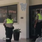 El momento en que uniformados policiales acudieron a suspender la fiesta.