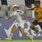 Yéferson Soteldo (i) estuvo presente en la derrota que Santos sufrió en casa ante Barcelona.