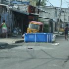 En la cooperativa Nigeria, en el sector de la Isla Trinitaria, al parecer esta familia ‘olvidó’ que hay toque de queda y sacó su piscina armable a plena vía.