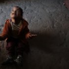 El menor no puede caminar, se arrastra en el piso de tierra.