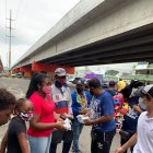 Como caído del cielo fueron los víveres que recibieron los 'camelladores' informales de la avenida Francisco de Orellana.