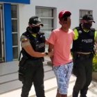 El ciudadano estaba en una actitud sospechosa, hecho que llamó la atención de un grupo de policías.