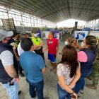 El ciudadano al que fingieron vacunarlo conversa con personal de la salud.