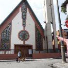 Glenda Ortiz, dirigente barrial, señala que hace unos tres años se robaron una urna de ofrendas en una iglesia ubicada en la 21 y Alcedo.