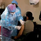 La vacunación contra la covid-19 avanza en el mundo. Una sola dosis no basta pero reduce los riesgos.