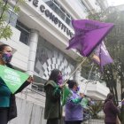 Una manifestación de las organizaciones Provida se desarrolla en las afueras de la Corte.