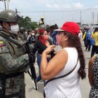 Familiares desesperados preguntan a los militares sobre la suerte de sus seres queridos dentro del penal.