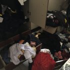 Las pertenencias de las víctimas estaban desordenadas cuando llegó la policía.