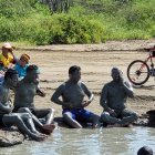 Después de una travesía , grupos de personas llegan a la zona de Borbollones para aplicarse lodo.