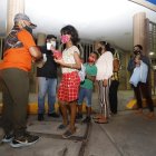 Cerca del hospital Roberto Gilbert los tres ciudadanos suelen brindar el refrigerio nocturno.