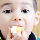 El huevo es ideal para fortalecer la salud de los niños.