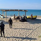 Agentes policiales hicieron salir del mar a unos bañistas
