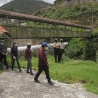Hay personas que temen cruzar este puente luego de enterarse que un chico fue apuñalado cuando le quitaban su celular.