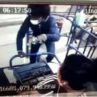 El robo a un bus de la línea 49 quedó registrado en cámaras de seguridad.