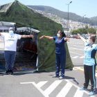 Andrés Paredes realiza los últimos ejercicios junto a las dos terapeutas antes de que le dieran el alta.