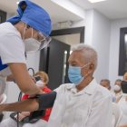Personal médico de clínicas apoya en el proceso de inoculación en Guayaquil.
