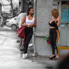 Las trabajadoras  sexuales se instalan en cada esquina de la calle.