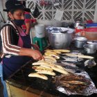 Olga Rodríguez es diestra en asar pescados y plátanos.